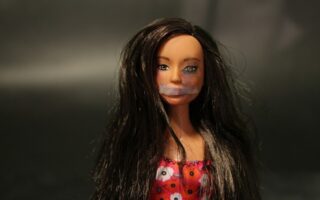 muñeca simbolizando mujer maltratada