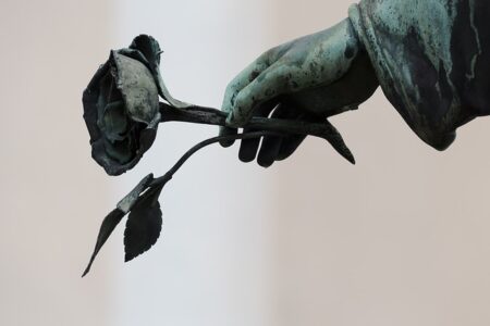 angel con una rosa en la mano