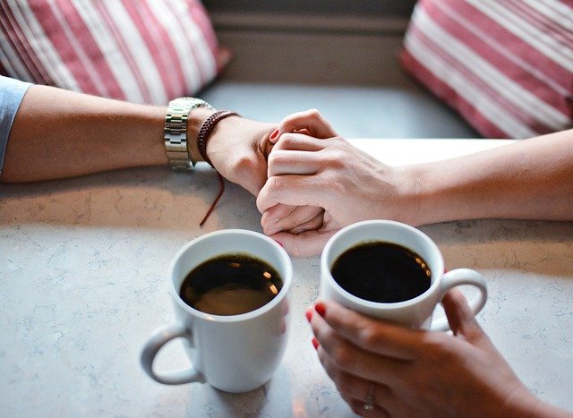 amigos compartiendo un café