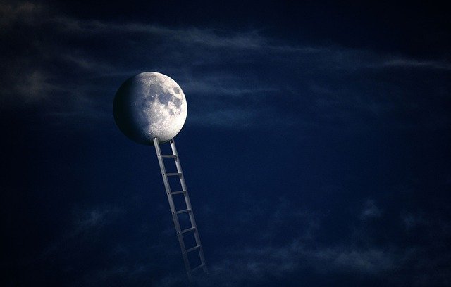 escalera llegando a la luna