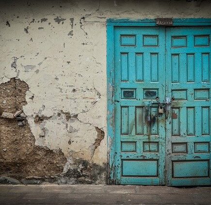 puerta cerrada con cadenas