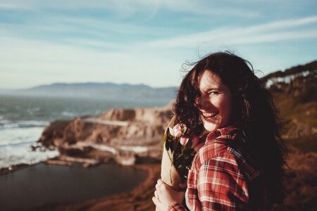 mujer sonriendo