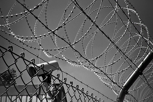 barrera electrificada y cámaras de seguridad de una cárcel