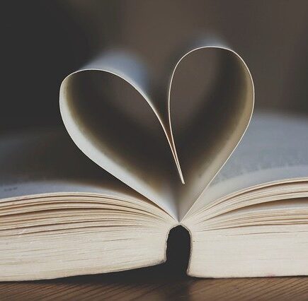 corazón formado con las páginas de un libro