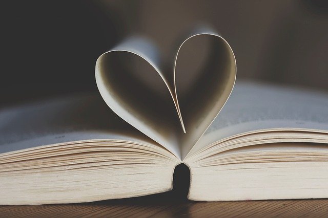 corazón formado con las páginas de un libro