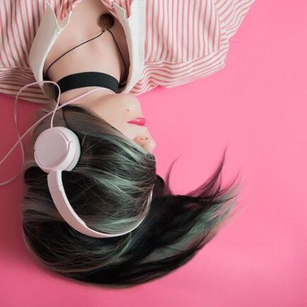 chica escuchando música con unos auriculares