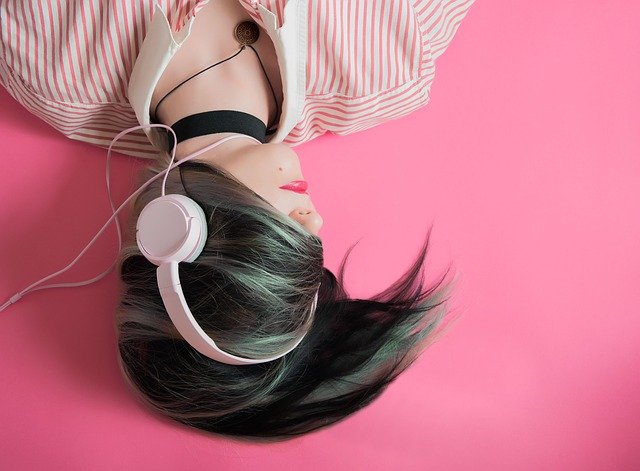 chica escuchando música con unos auriculares