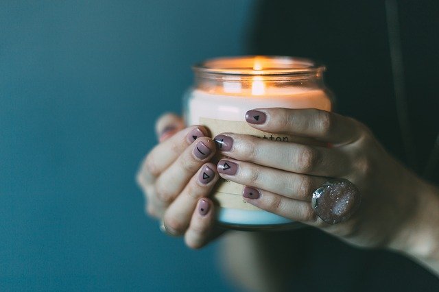 manos sujetando una vela