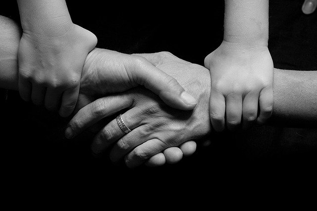 manos unidas en señal de apoyo familiar