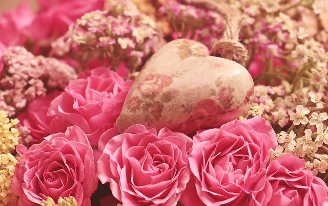 flores rosas con un corazón en el centro