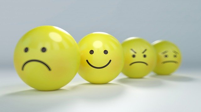 cuatro bolas expresando una emoción cada una