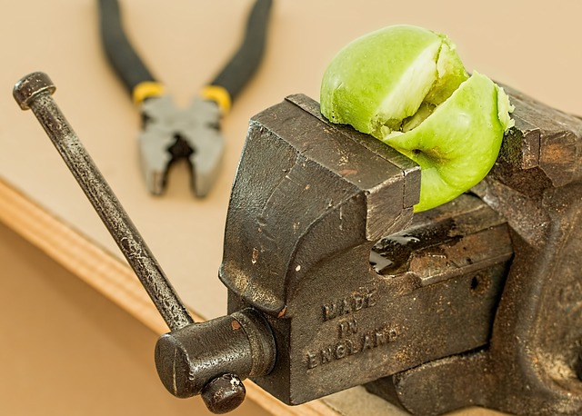 manzana reventada por presionarla con una herramienta