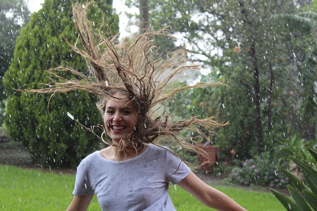 mujer feliz bajo la lluvia