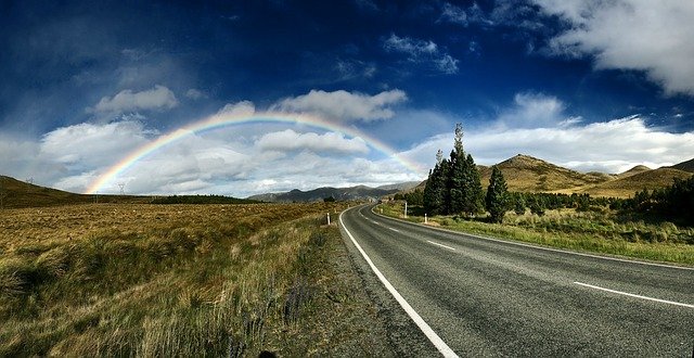 carretera que te lleva hacia el arcoíris