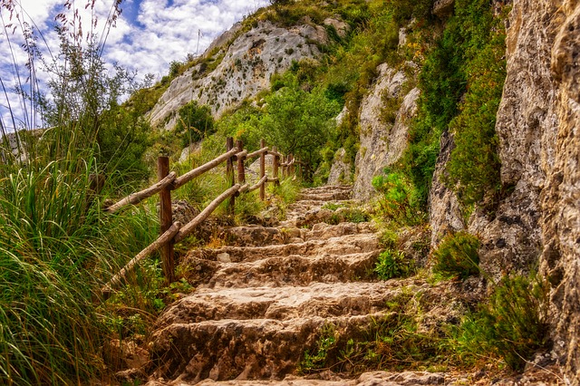 escaleras de piedra ocultas en una montaña