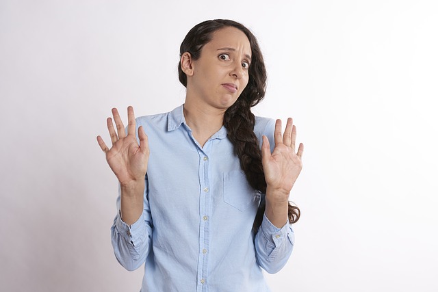 mujer levantando los brazos manifestando su rechazo a algo